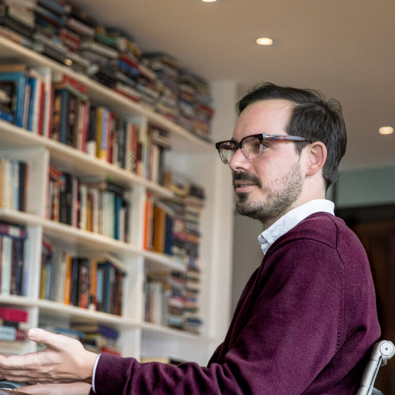 Expert Spanish tutor with Fluenz Live Online, part of the team delivering intensive one-on-one Spanish immersion for adults around the world.