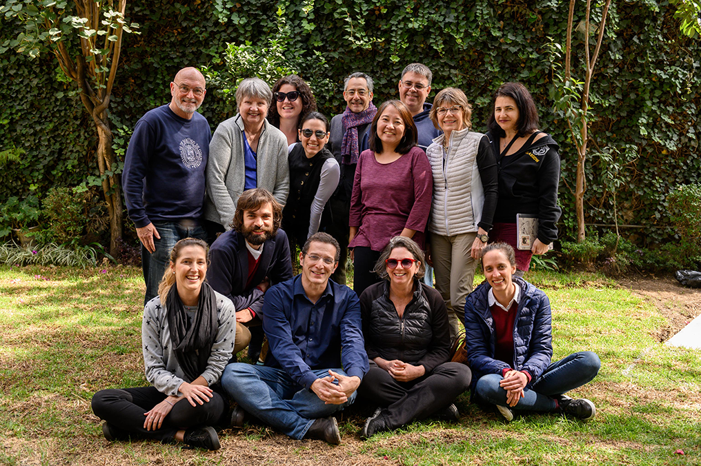 Group of adult learners and Spanish coaches gathered in the garden during the Fluenz Spanish Immersion in Mexico City, celebrating the end of an intensive week of one-on-one sessions and cultural experiences.