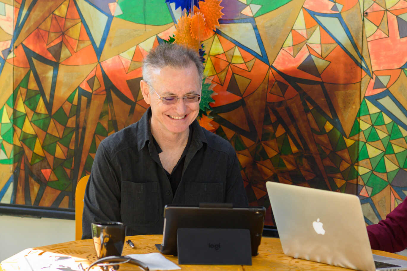 Adult learner in a one-on-one Spanish class on Zoom during the Fluenz Live Online program, part of an intensive Spanish immersion system with live online coaching, software, and assignments for adult learners.
