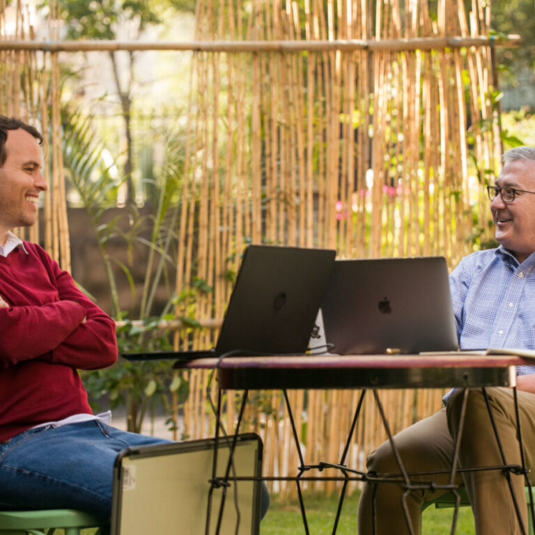 Adult learner engaged in a personalized one-on-one Spanish coaching session during the Fluenz Spanish Bootcamp in Mexico City, with lessons taking place outdoors for an immersive and focused learning experience.