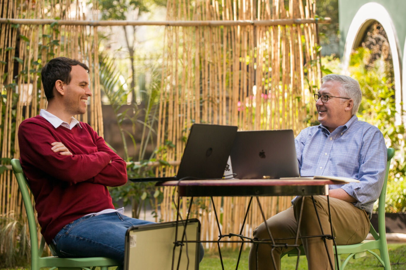 Adult learner engaged in a personalized one-on-one Spanish coaching session during the Fluenz Spanish Bootcamp in Mexico City, with lessons taking place outdoors for an immersive and focused learning experience.