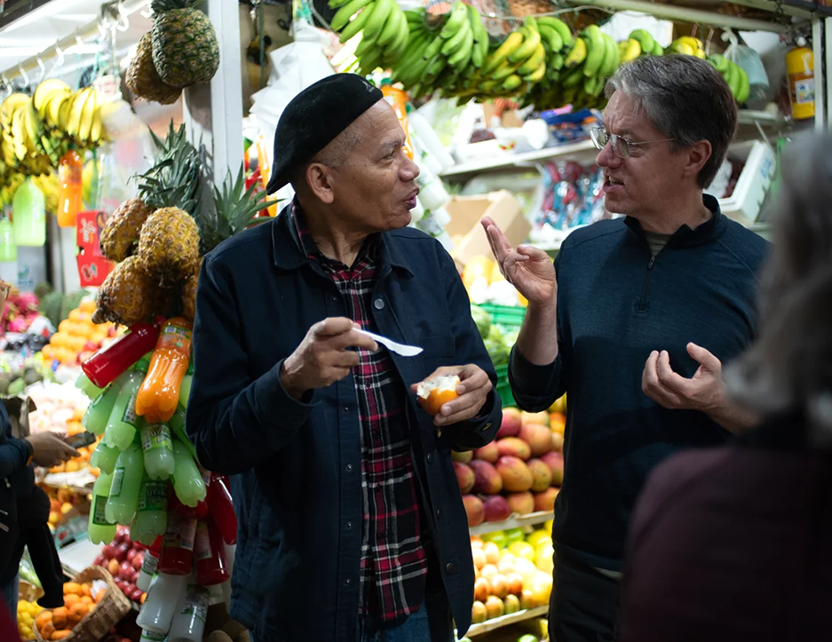Learners discussing the flavors of Colombia at a local market during the Fluenz Spanish immersion in Bogotá, part of an intensive Spanish language immersion program for adults.