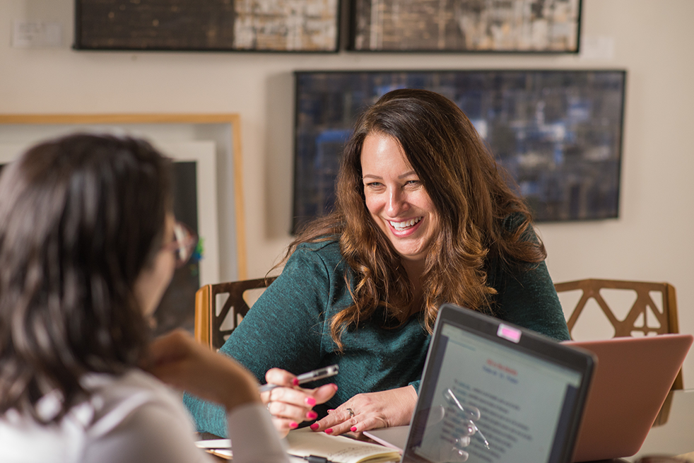 Learner engaged in an intensive one-on-one Spanish coaching session during the Fluenz Spanish Bootcamp in Mexico City, part of a Spanish language intensive program designed for serious adult learners.