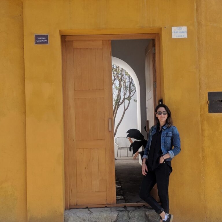 Sonia Gil, co-founder of Fluenz, at the entrance of a historic building in Oaxaca during the Fluenz Spanish Immersion program, reflecting the city’s cultural heritage and immersive learning environment.
