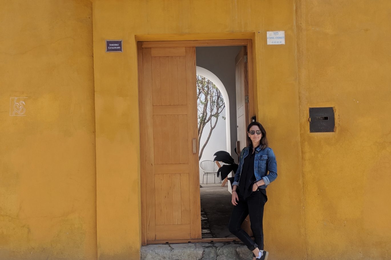 Sonia Gil, co-founder of Fluenz, at the entrance of a historic building in Oaxaca during the Fluenz Spanish Immersion program, reflecting the city’s cultural heritage and immersive learning environment.