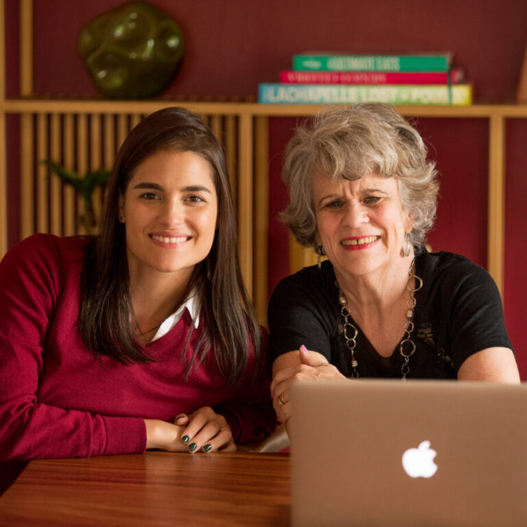 Coach and adult learner engaged in one-on-one Spanish tutoring at the Fluenz Bootcamp in Mexico City, part of the intensive Spanish immersion program for adults focused on fluency and personalized instruction.