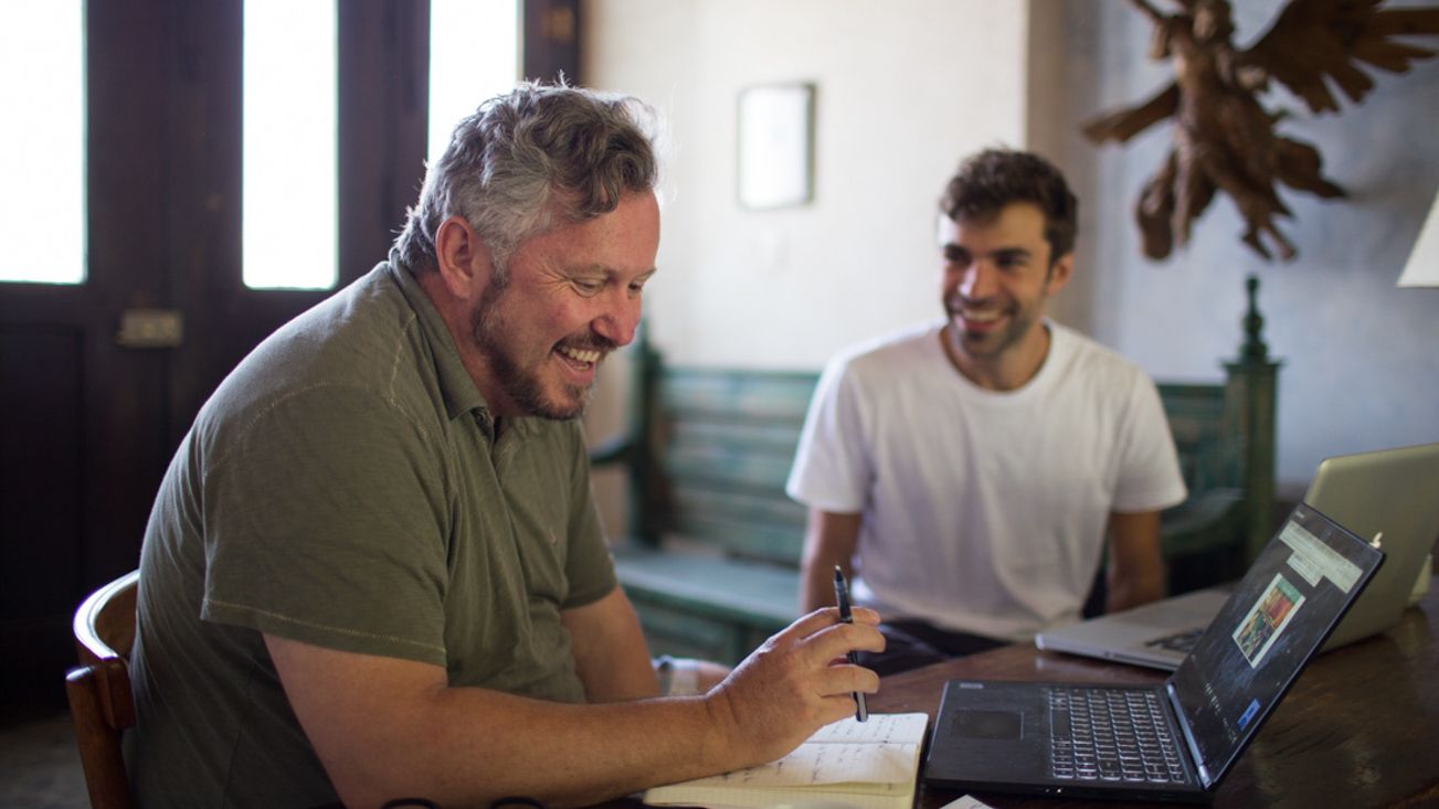 Learner engaged in one-on-one Spanish tutoring at the Fluenz Bootcamp in Mexico City, practicing intensive Spanish immersion with personalized coaching designed for executives and professionals seeking fast language fluency.