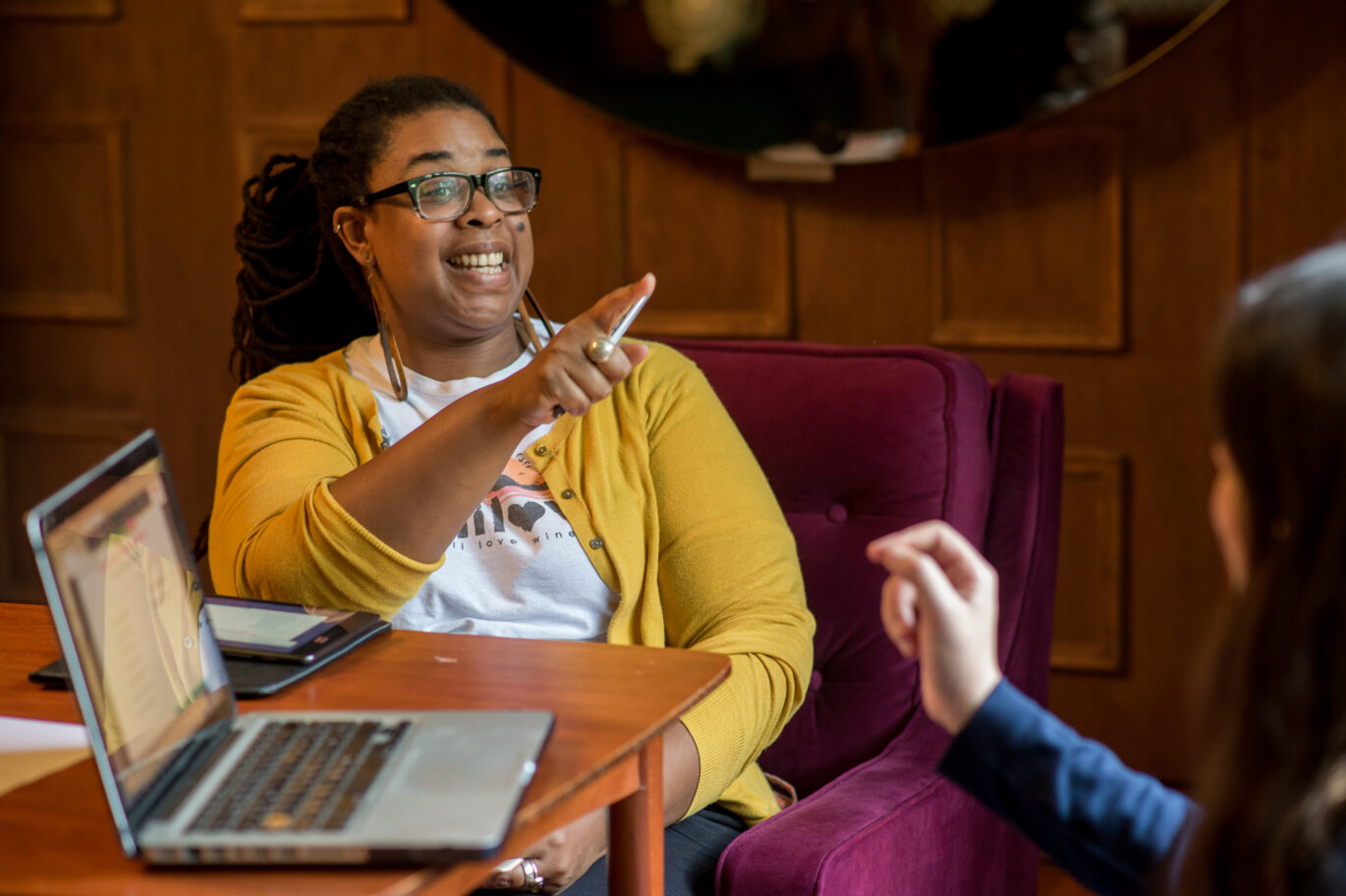 Student engages in a one-on-one session with a coach during the Fluenz Spanish Bootcamp in Mexico City, part of the intensive immersion program for accelerated fluency.