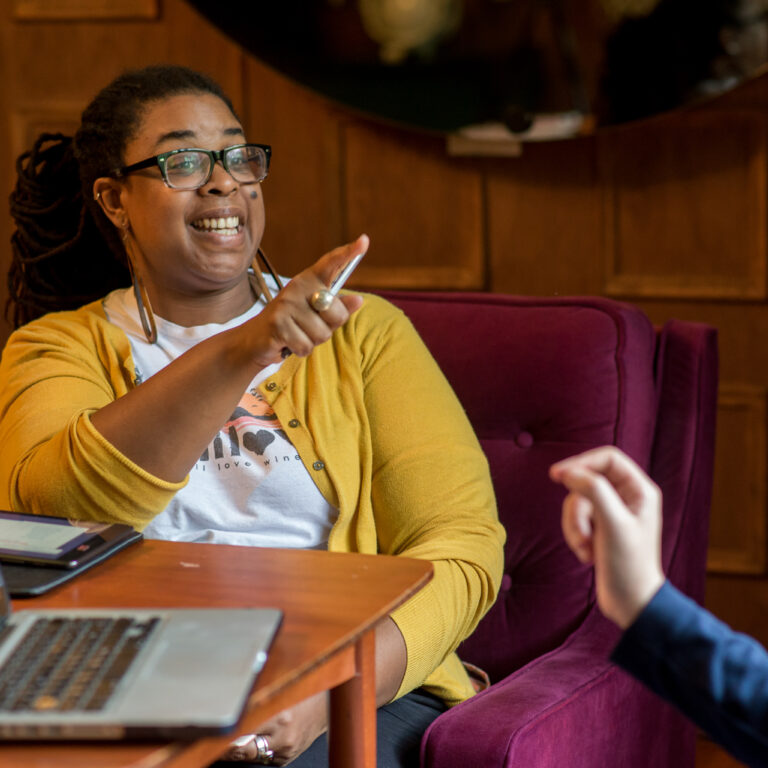 Student engages in a one-on-one session with a coach during the Fluenz Spanish Bootcamp in Mexico City, part of the intensive immersion program for accelerated fluency.