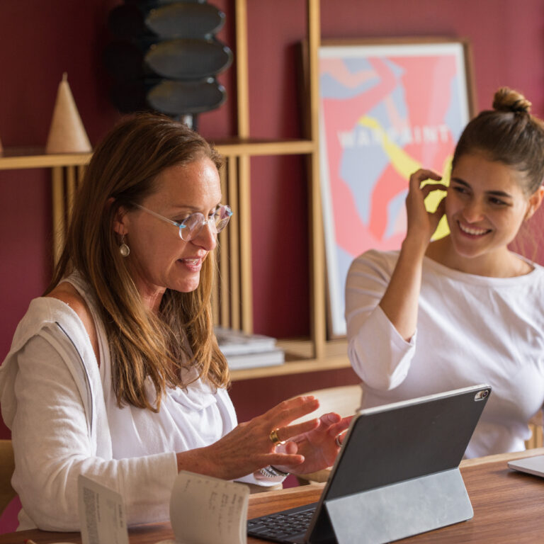 Learner in a one-on-one Spanish tutoring session with a Fluenz coach during the Fluenz Spanish Bootcamp in Mexico City, combining intensive Spanish immersion with personalized guidance for fast language progress.