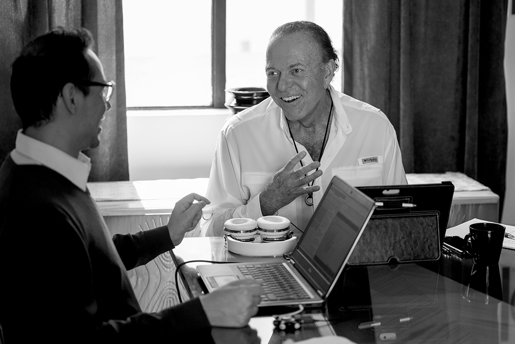 Student at the Fluenz Spanish Bootcamp in Mexico City in a one-on-one session with a Fluenz coach, practicing Spanish conversation as part of the intensive daily program in Polanco.