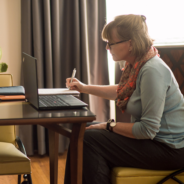 Student taking notes during a one-on-one session with a Fluenz Spanish tutor in the Fluenz Live Online program, designed for personalized online Spanish classes.