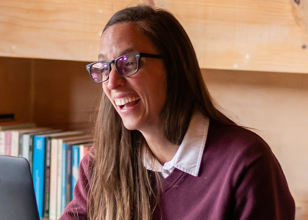 Which materials and tools do Fluenz Spanish tutors integrate online?