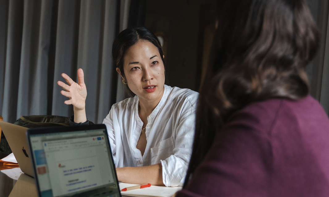 Student engaged in a one-on-one Spanish session with a Fluenz coach during the Fluenz Spanish Bootcamp in Mexico City, part of the intensive immersion program.