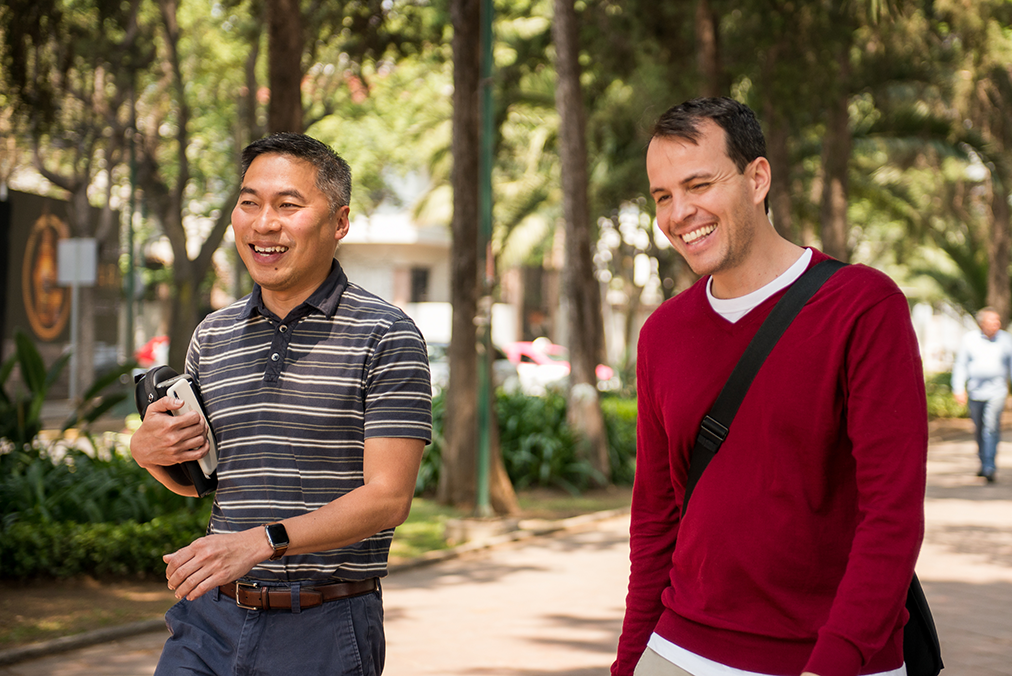 Student and coach strolling through Mexico City during the Fluenz Spanish Bootcamp, a full intensive immersion program that combines one-on-one instruction with real-world practice.