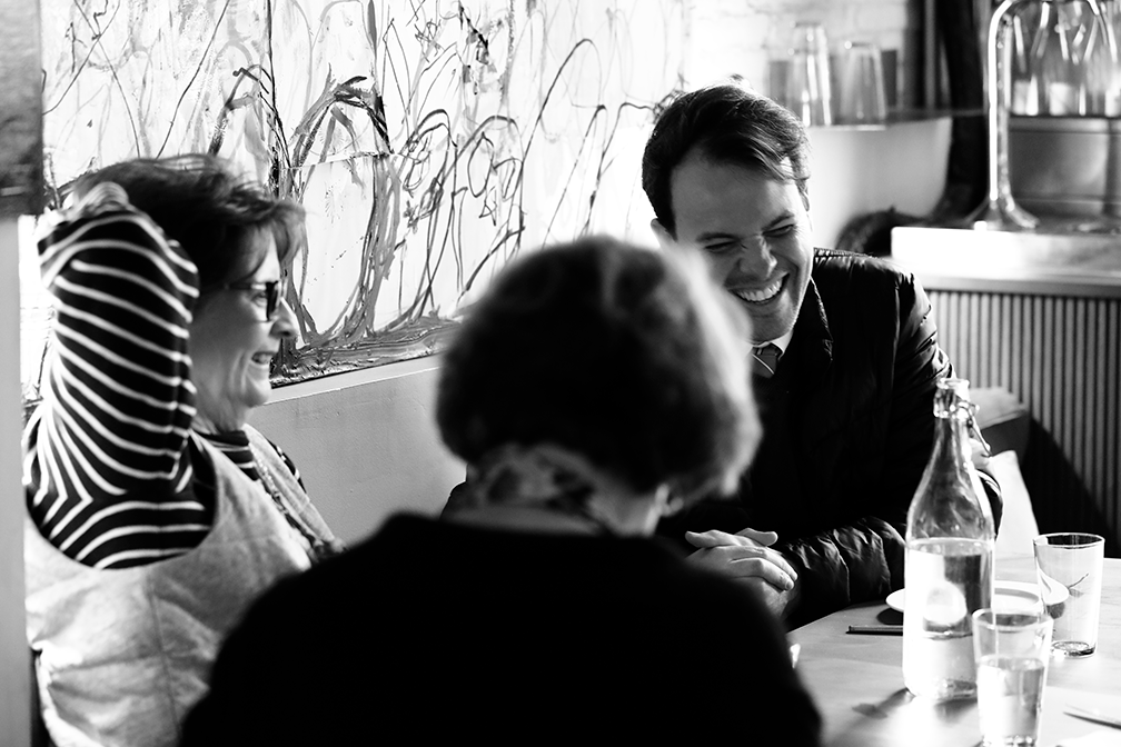 Fluenz Spanish coach and adult learners enjoying an engaging conversation over lunch in Mexico City as part of the immersive Spanish learning experience.