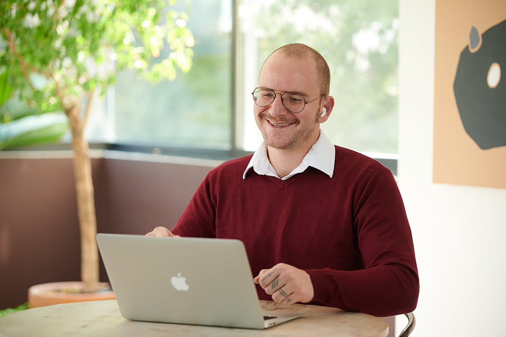 Fluenz Spanish tutor coaching live online, part of the expert team of Fluenz coaches delivering personalized one-on-one Spanish instruction through the Fluenz Live Online program.