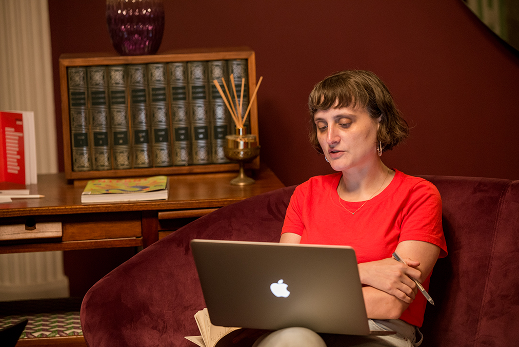 Fluenz student engaged in a live online Spanish tutoring session with a Fluenz Spanish tutor, learning one-on-one in a personalized virtual program designed for adult learners.