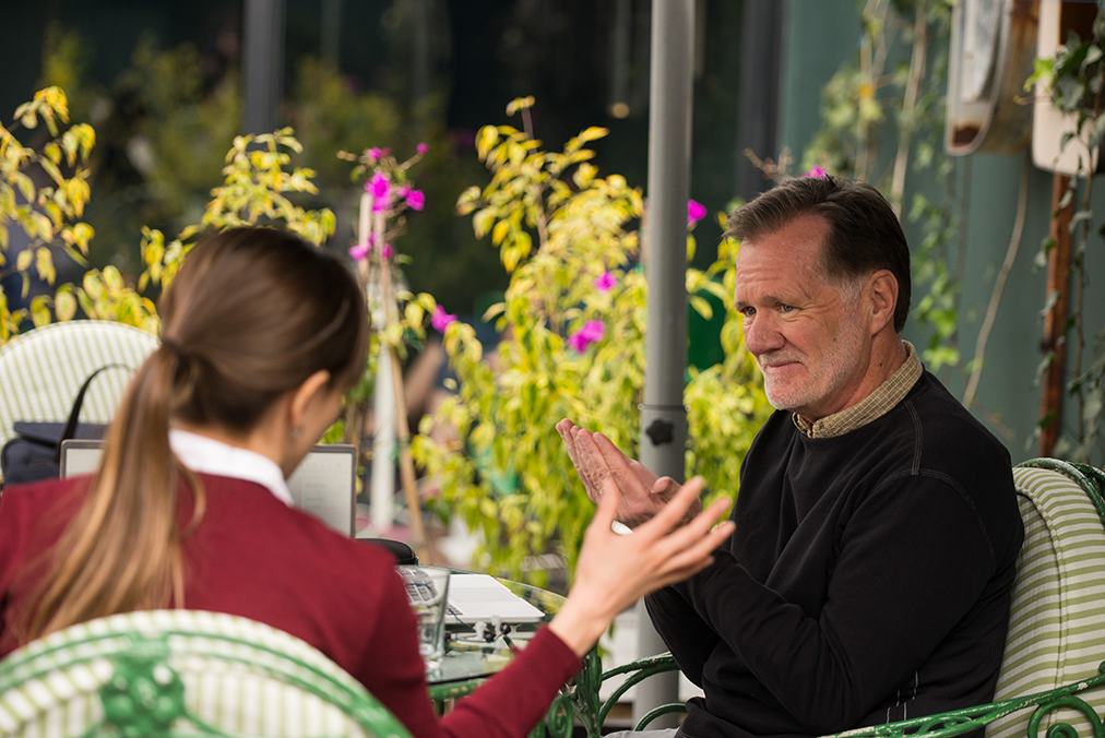 An expert Spanish tutor guiding an adult learner in the Fluenz Spanish Bootcamp in Mexico City, an intensive one-on-one immersion program designed for professionals seeking fast fluency.