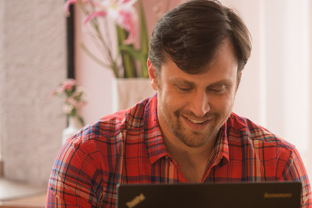 Student engaged one-on-one with the team of Fluenz Spanish tutors during personalized live online coaching, part of the structured Fluenz Spanish program for adult learners.