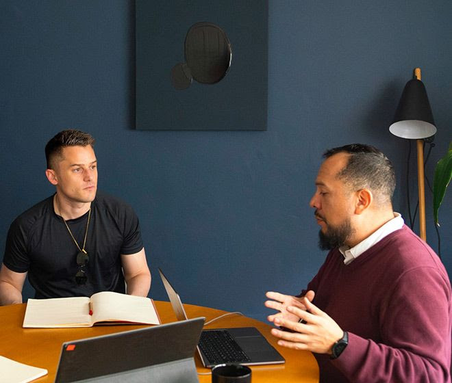 A student and an expert Fluenz Spanish coach engaged in intensive one-on-one Spanish instruction during the Fluenz Spanish Bootcamp in Mexico City, a rigorous immersion program for adult learners.