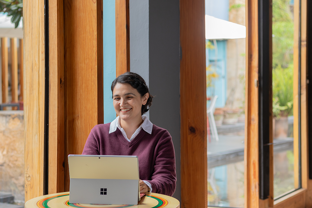 Expert Spanish tutor from the Fluenz team leading a personalized one-on-one session in the Fluenz Live Online program, delivering premium Spanish immersion designed for motivated adult learners worldwide.
