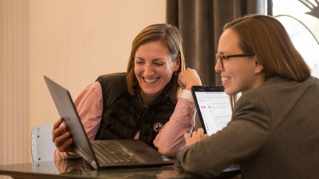 Fluenz Spanish Bootcamp in Mexico City with a learner and an expert tutor engaged in an intensive one-on-one Spanish session, combining personalized instruction with the luxury immersion approach.