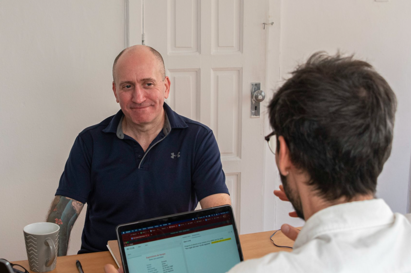 Fluenz Spanish Bootcamp in Mexico City with a dedicated tutor guiding an adult learner through a personalized one-on-one session, combining intensive Spanish immersion and expert coaching for maximum fluency results.