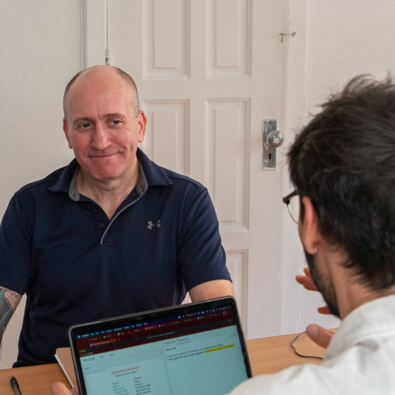 Fluenz Spanish Bootcamp in Mexico City with a dedicated tutor guiding an adult learner through a personalized one-on-one session, combining intensive Spanish immersion and expert coaching for maximum fluency results.