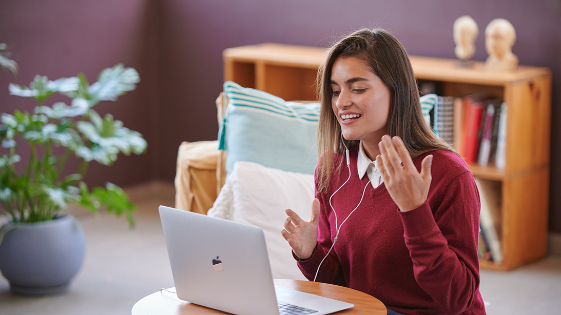 An exceptional Fluenz Spanish tutor delivering a personalized live online class, guiding an adult learner through the Fluenz Live Online program with engaging one-on-one instruction and proven coaching methods.