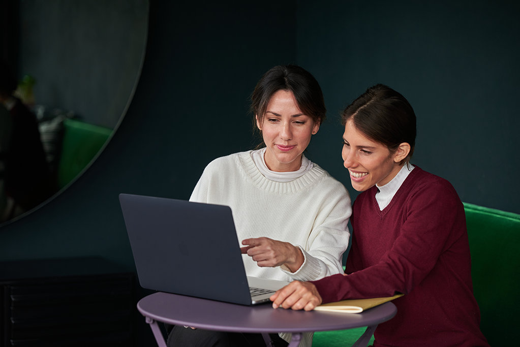 Sonia Gil, Fluenz founder, working alongside one of the expert Spanish coaches from the Fluenz team, coordinating strategy for a Live Online Spanish student. This image highlights the collaborative approach and teamwork of Fluenz Spanish tutors in delivering personalized and effective live online coaching.