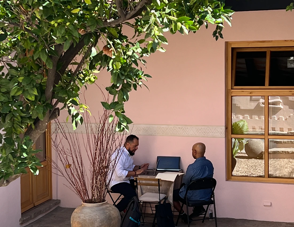 Student and Spanish tutor working together during the Fluenz Spanish Bootcamp, the most intensive immersion in Mexico City for those who want to learn Spanish in Mexico intensively and learn Spanish in Mexico City with the most efficient and best Spanish intensive program in the world.