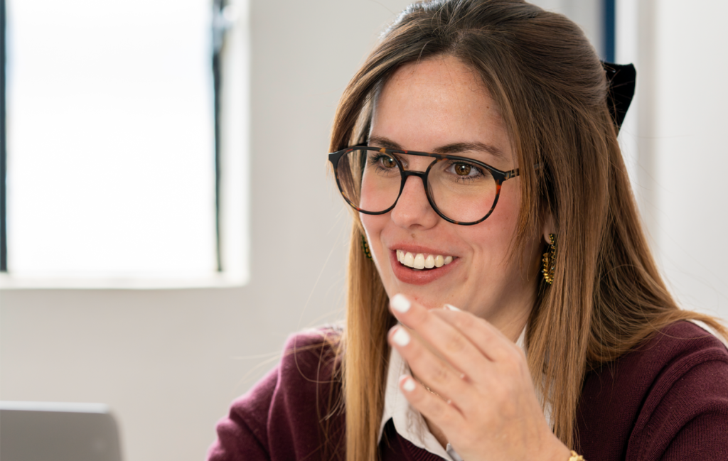 Which learning materials do Fluenz Spanish tutors incorporate online?