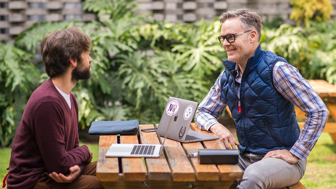Student practicing Spanish outdoors with a dedicated Fluenz Spanish Bootcamp tutor in Mexico City’s exclusive immersion setting.