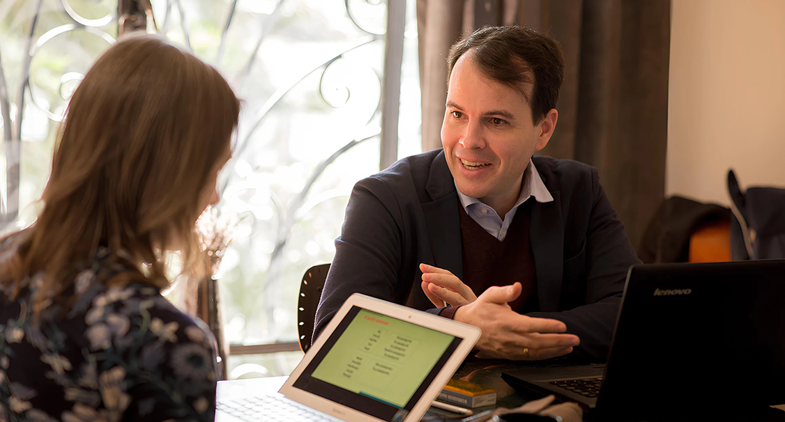Student and Spanish tutor working together during a personalized session at the Fluenz Spanish Bootcamp in Mexico City, a world-class Spanish immersion program for professionals.
