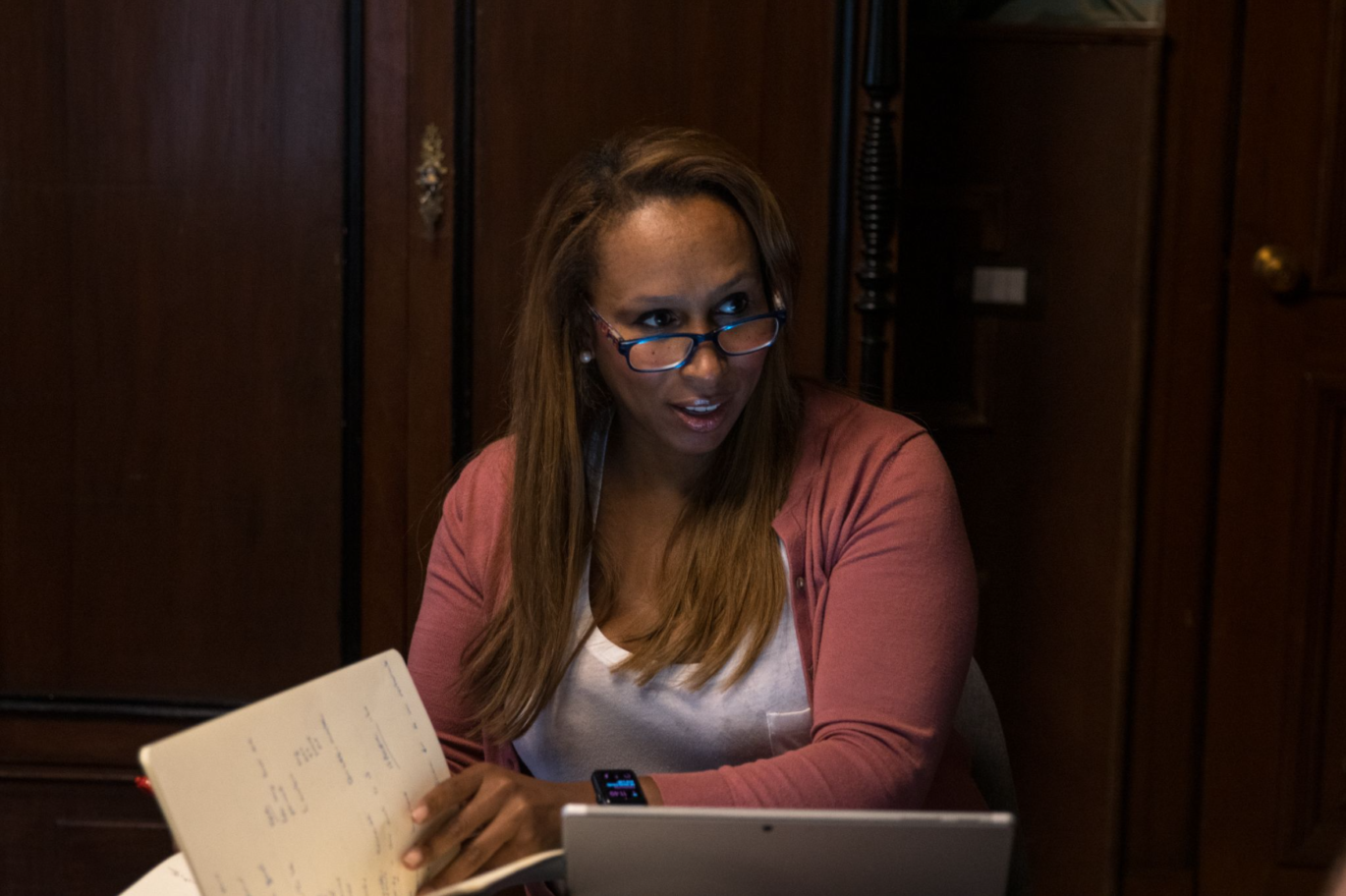 Focused adult learner working with a Spanish coach at the Fluenz Spanish Bootcamp in Mexico City, the most intensive Spanish immersion program for adults.
