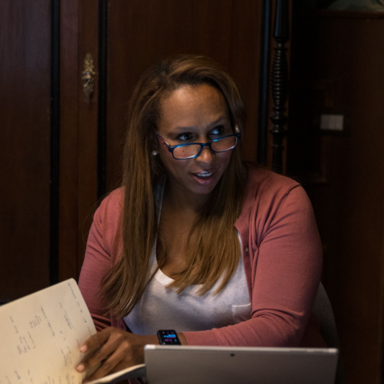 Focused adult learner working with a Spanish coach at the Fluenz Spanish Bootcamp in Mexico City, the most intensive Spanish immersion program for adults.