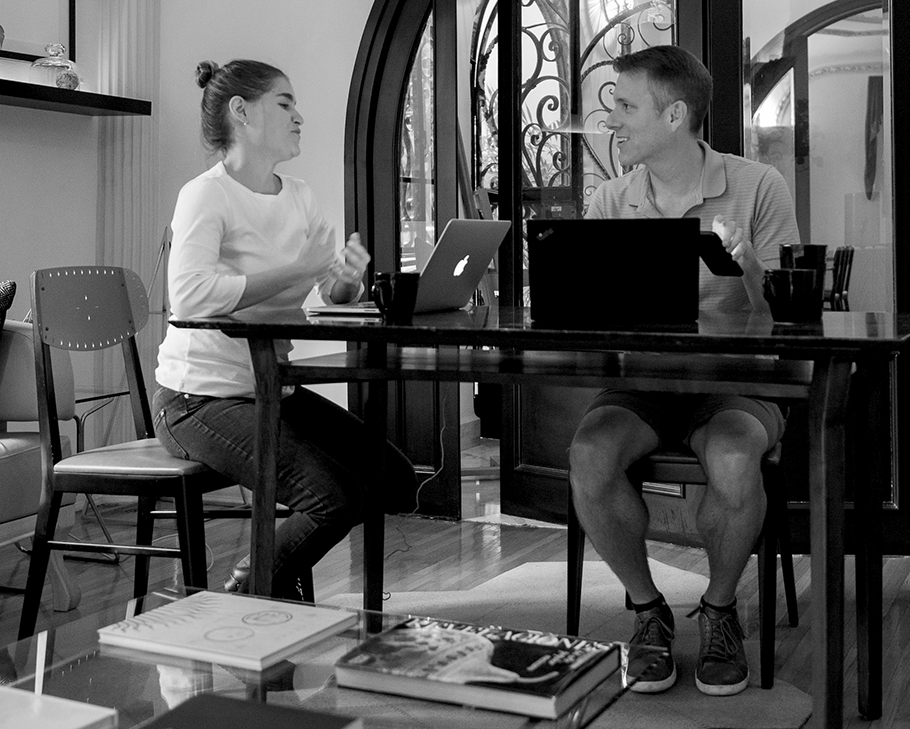 Fluenz coach and learner in a one-on-one Spanish immersion session at the Fluenz Spanish Bootcamp in Mexico City.