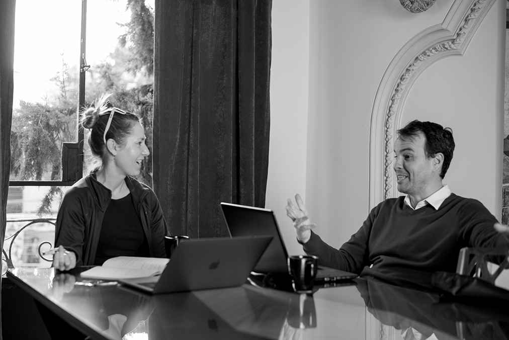 A learner in Mexico City engages in a one-on-one session with a Fluenz coach during the Fluenz Spanish Bootcamp, the most rigorous Spanish immersion program for adults.