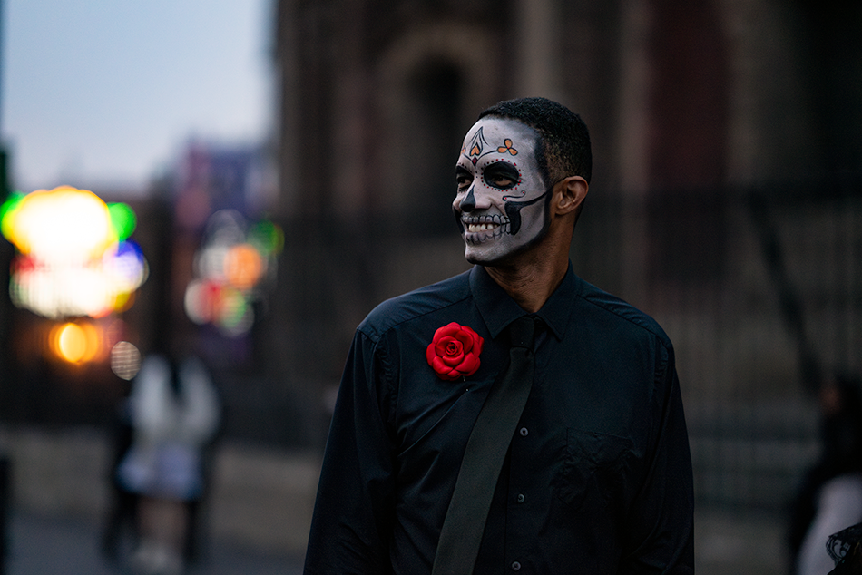 Fluenz Spanish Immersion student in Mexico City wearing Día de los Muertos face paint, a cultural experience that enhances the luxury Spanish immersion program.