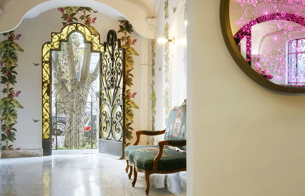 Elegant interior of Pug Seal Polanco Allan Poe, the luxury boutique hotel in Mexico City’s Polanco neighborhood that hosts the Fluenz Luxury Spanish Immersion, combining refined design with an exclusive environment for adult learners.