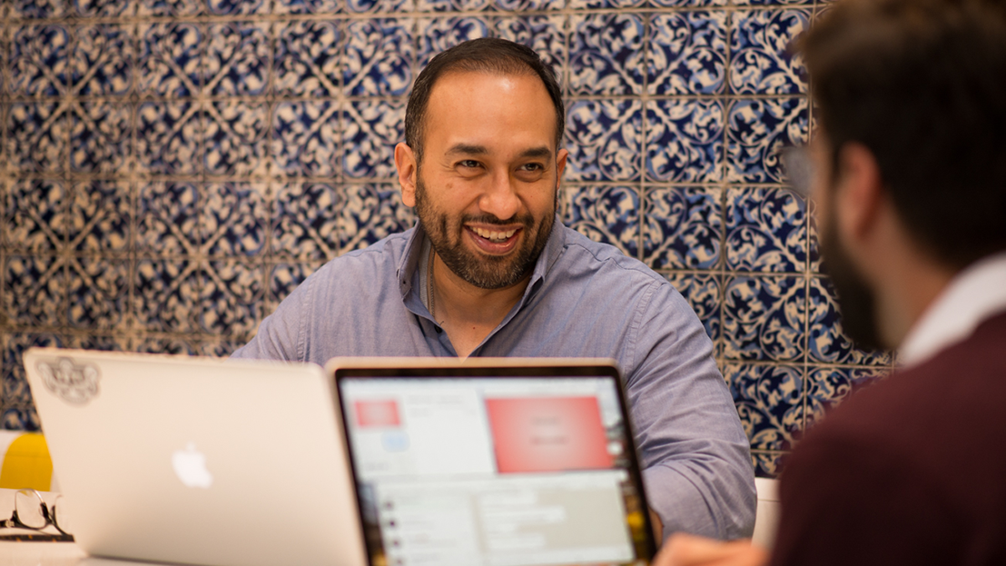Professional learner engaging in a one-on-one Spanish session with a Fluenz tutor at the Mexico City Bootcamp, set against the city’s signature tilework.