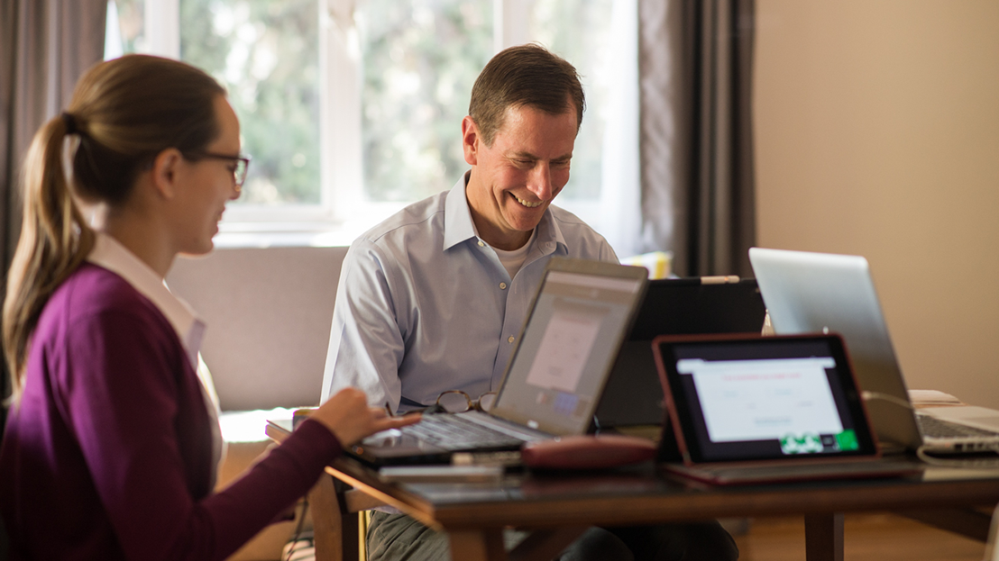 Adult learners working one-on-one with a Fluenz Spanish tutor during the intensive Fluenz Bootcamp in Mexico City, combining personalized coaching with immersive learning.