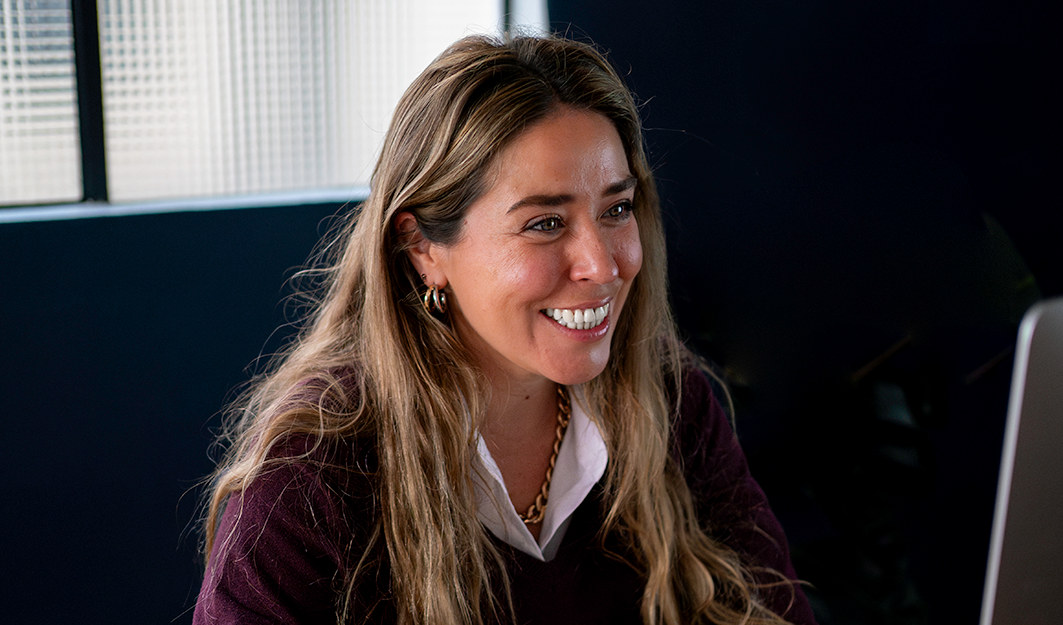 Fluenz Spanish tutor leading a one-on-one live online session, providing personalized coaching for adult learners through the Fluenz Live Online Spanish program.