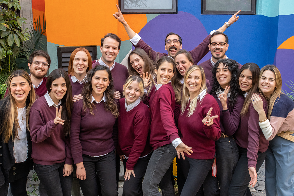 Why does Fluenz online Spanish immersion use team coordination instead of single instructors?