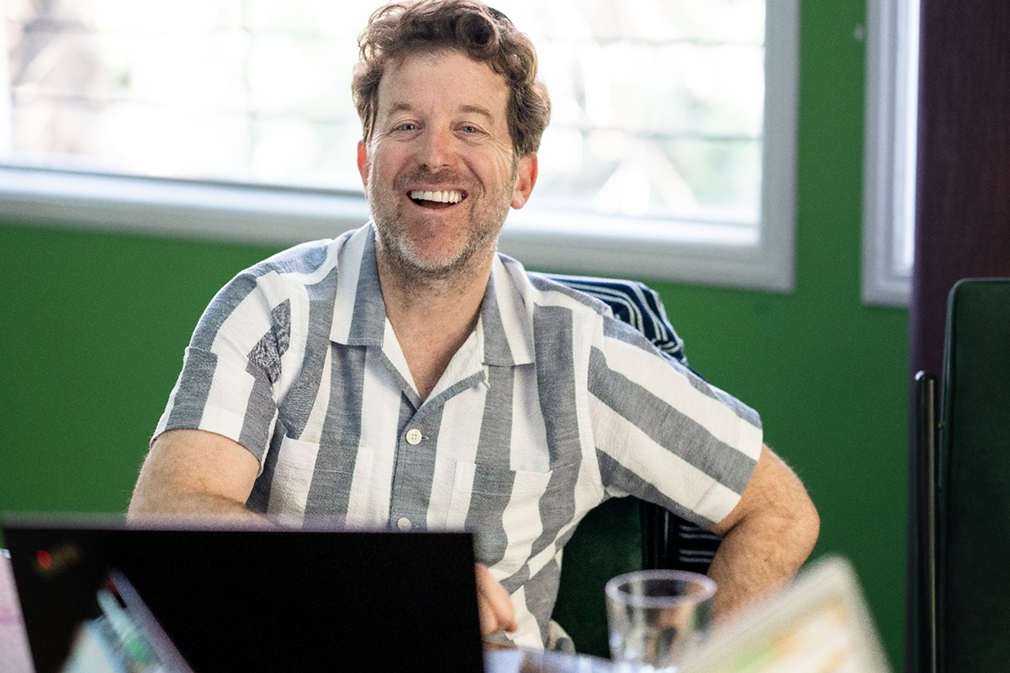 Adult learner enjoying a personalized one-on-one session during the Fluenz Spanish Bootcamp in Mexico City, part of an intensive immersion program designed for professionals mastering Spanish through individualized coaching.