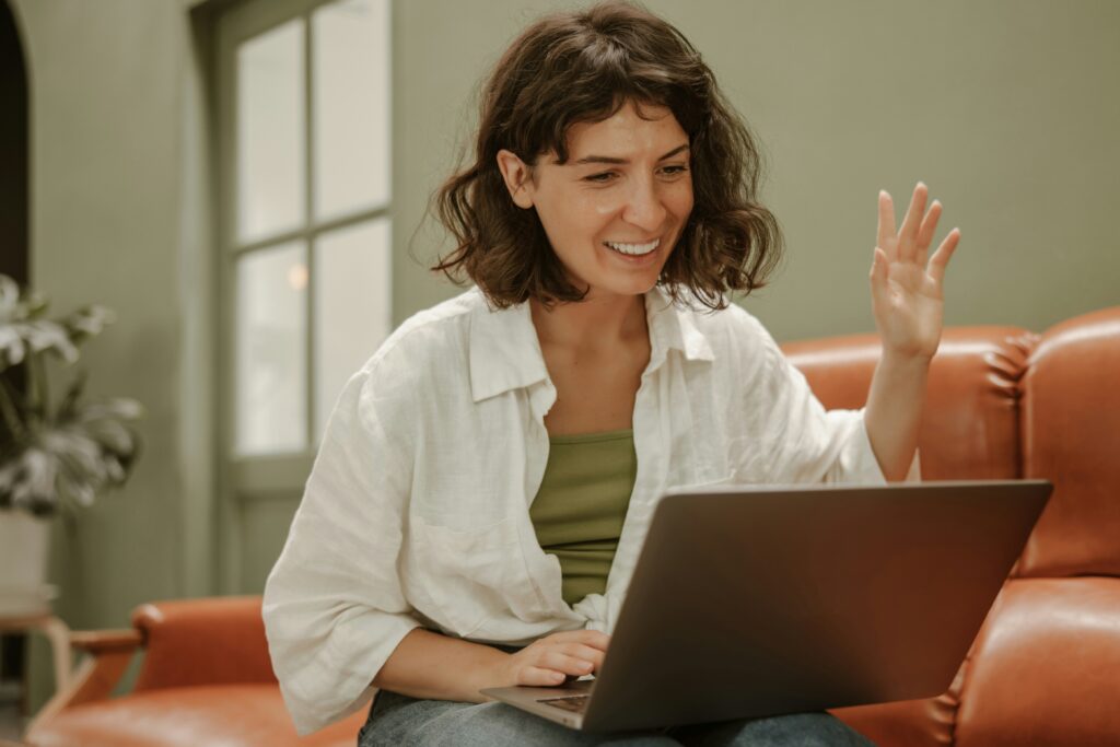 How does Fluenz online Spanish immersion ensure quality across different sessions?