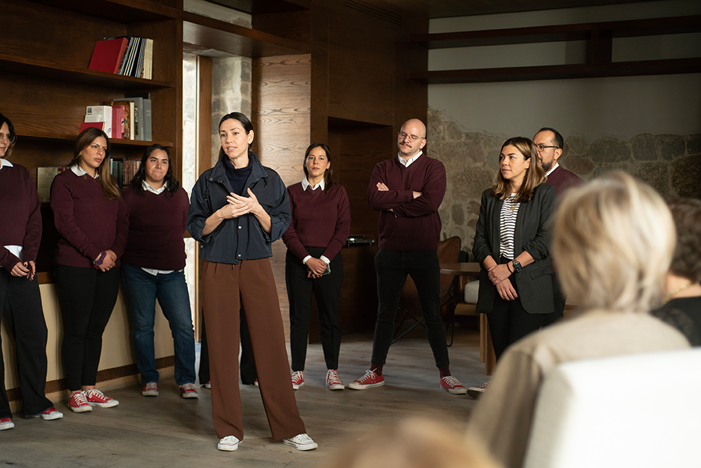 Sonia Gil, founder of Fluenz, addressing students alongside the team of Spanish coaches during the Fluenz Spanish Immersion in Mexico City, introducing the week’s personalized one-on-one learning experience.