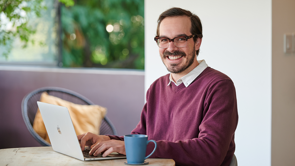 Why does Fluenz online Spanish immersion integrate technology while independent tutors typically don't?