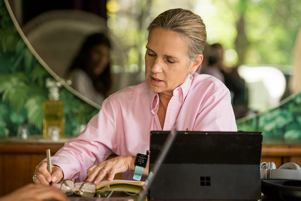 Adult learner deeply engaged in a one-on-one session during the Fluenz Spanish Bootcamp in Mexico City, part of the intensive language immersion designed for accomplished professionals.